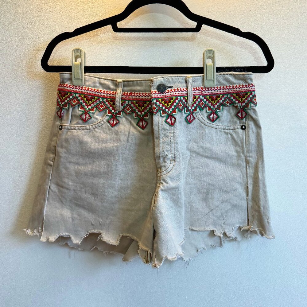 NWOT embroidered beige denim shorts